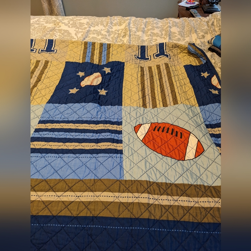 Twin size quilt sports theme - Picture 2 of 4
